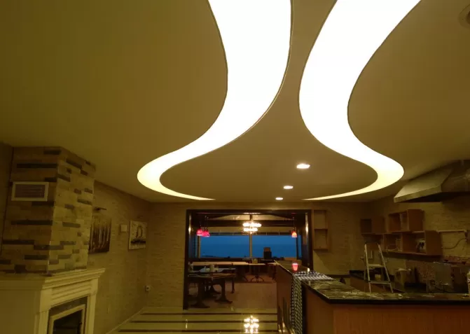 Натяжные потолки со световыми линиями